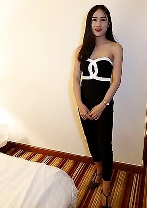 22yo Thai ladyboy Hom sucks off a big white tourist cock