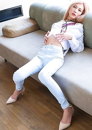 Chulin Nakazawa showing off her slender body