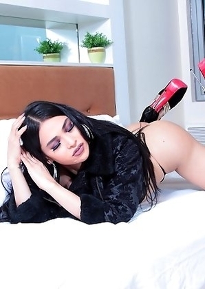 TS Filipina Sexy Lingerie And Cute Pink Dildo