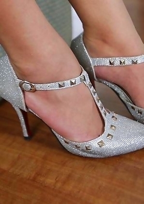 Gorgeous girlie Ladyboy sonae welcomes visitor to Thailand with willing asshole