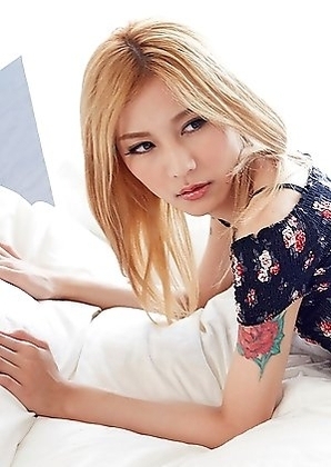 Nakazawa Chulin watch her reveal her amazing slender body just for you.