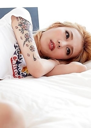 Nakazawa Chulin enjoys reaching orgasm by fingering her ass pussy.