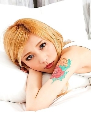 Chulin Nakazawa is absolutely gorgerous spready her body in bed.