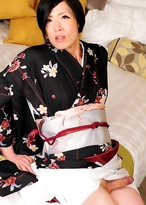 Renka returns today in tradional Japanese attire. This horny newhalf can't wait to lift up her kimono and give her fans an eye-popping view of th