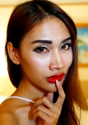 24 year old horny Thai ladyboy Cake gets a facial from tourist