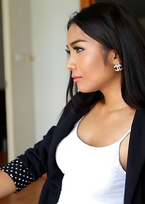 Busty Thailand tgirl Leeya sucks white cock dry and get cum on her boobs