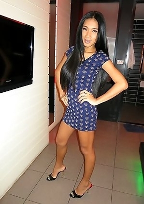 Thai shemale Guitar No Panties Bareback Ride