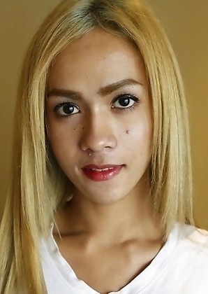 19yo Thai newhalf Fern sucks and fucks white tourists cock